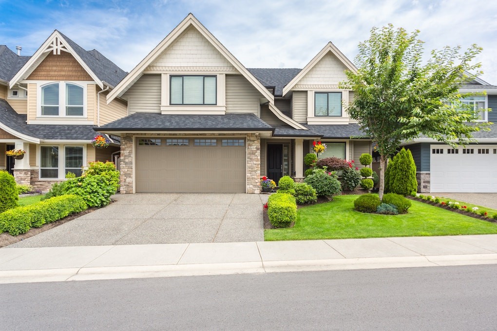How to Compliment Your Garage Door With The Perfect Yard and Driveway